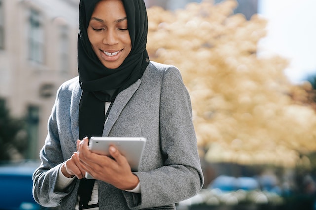 woman uses a tablet to organize her business