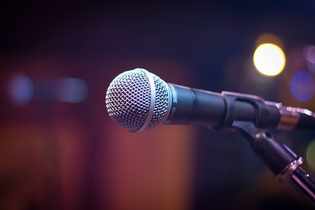 How to Learn Storytelling from Stand-Up Comedians
